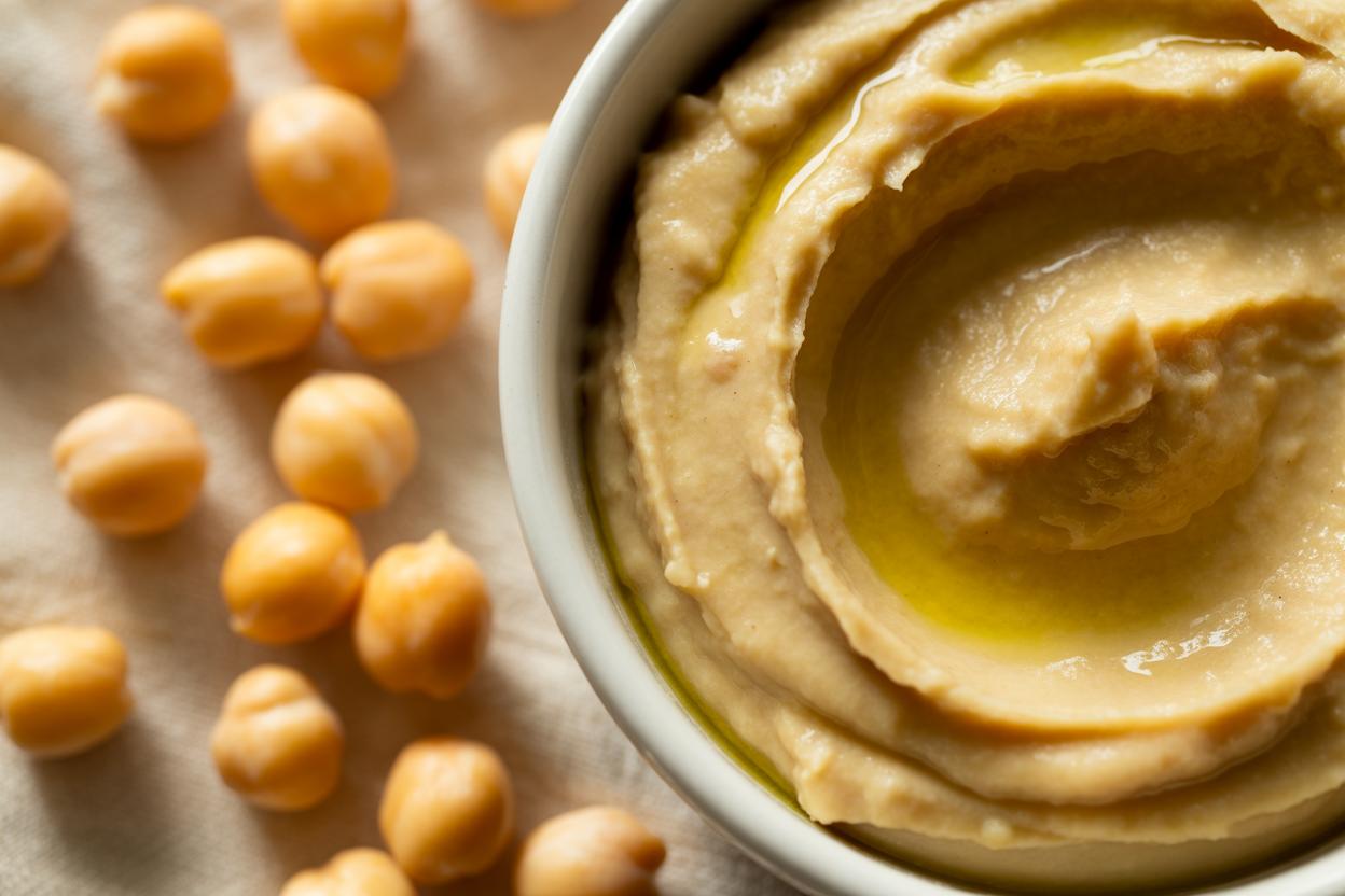 Homus cremoso caseiro servido com azeite e especiarias